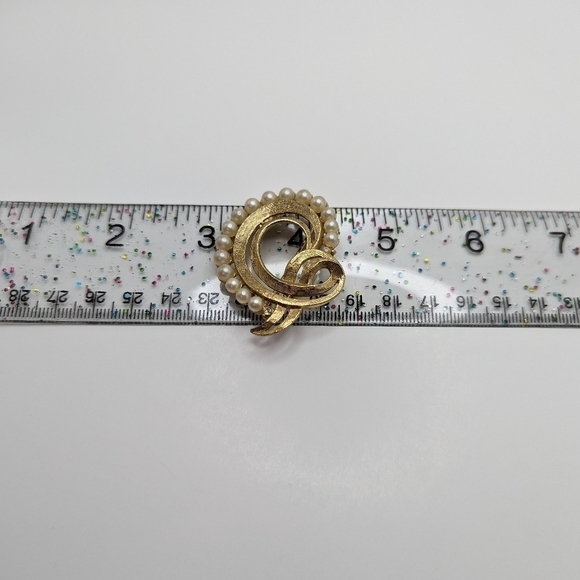 Vintage 1950s Gold Tone Ribbon with Simulated Pearls and Clear Rhinestones Pin - Picture 5 of 6